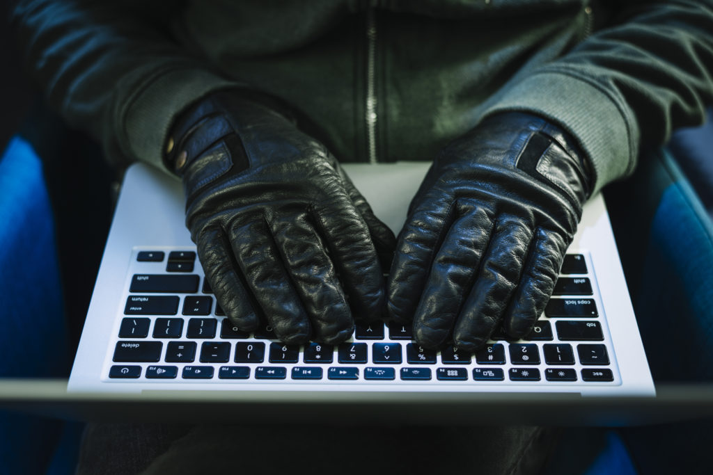 Delitos virtuais são crimes realizados dentro da internet, e tem como objetivo prejudicar um determinado grupo ou negócio através dos golpes aplicados. 